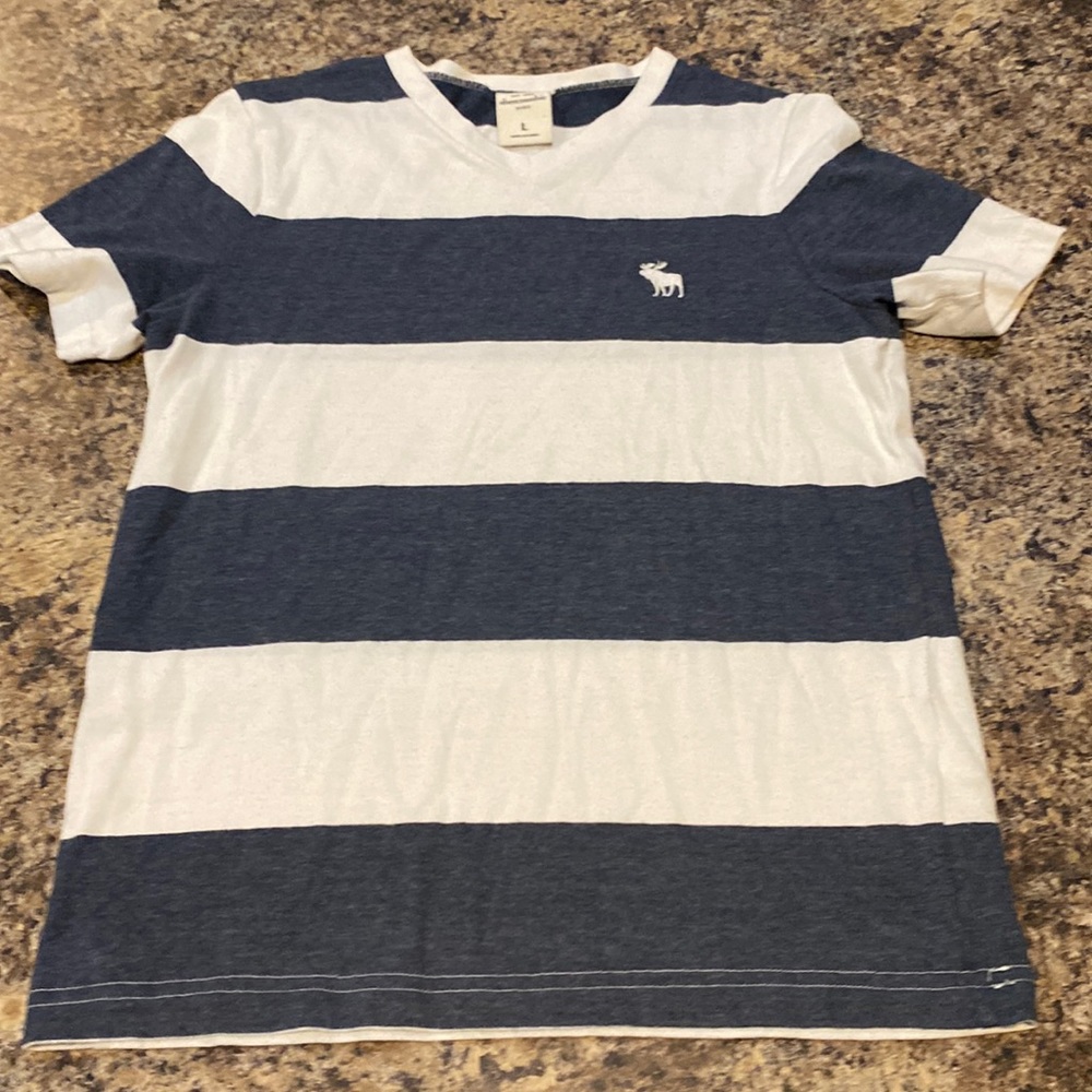 Boy’s Abercrombie v neck t-shirt size large